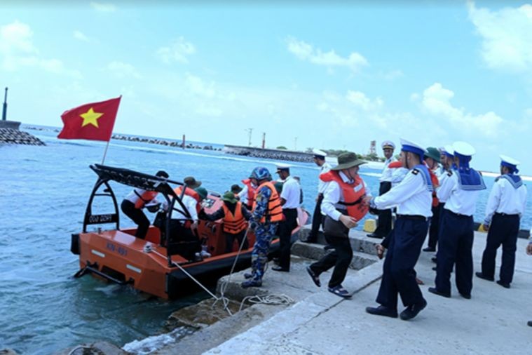 Những tình cảm nồng ấm của cán bộ, chiến sĩ huyện đảo Trường Sa khi đón Đoàn công tác. (Ảnh trong bài: Thanh Thanh)