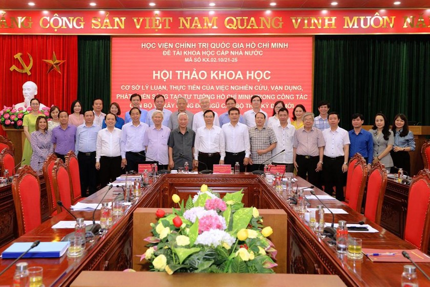 Các đại biểu chụp ảnh tại Hội thảo. (Ảnh: Học viện Chính trị Quốc gia Hồ Chí Minh)