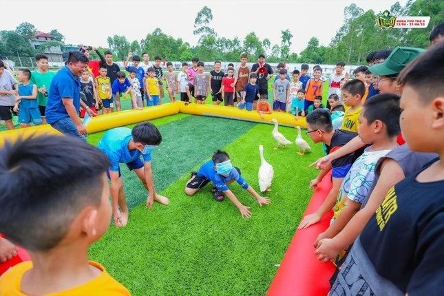 Các phụ huynh cần chọn cho con những khóa học kỹ năng hè uy tín. (Ảnh: H.L).