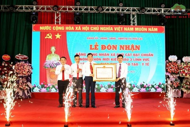 Ông Nguyễn Văn Thọ-Thành ủy viên, Bí thư huyện ủy trao Bằng công nhận xã đạt chuẩn NTM kiểu mẫu của UBND thành phố Hà Nội cho xã Phú Cát.