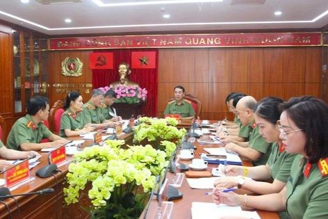 Thứ trưởng Trần Quốc Tỏ chủ trì cuộc họp.