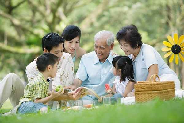 Các thành viên trong gia đình cùng nuôi dưỡng, trao truyền các giá trị văn hóa tốt đẹp. (Nguồn: ND)