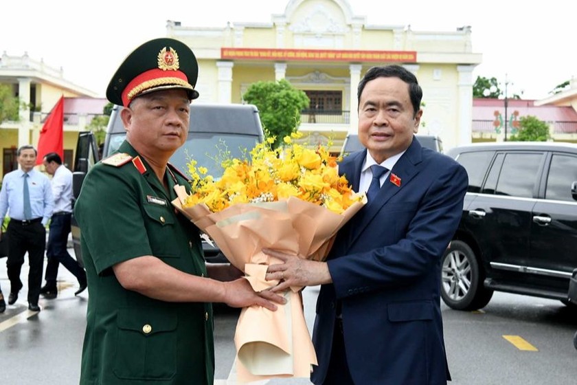  Trung tướng Nguyễn Quang Ngọc tặng hoa Chủ tịch Quốc hội Trần Thanh Mẫn. (Ảnh: Việt Trường).