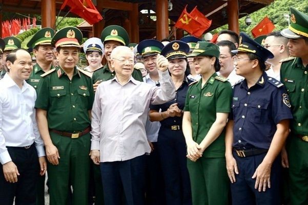 Tổng Bí thư Nguyễn Phú Trọng thăm hỏi cán bộ, chiến sĩ và lực lượng chức năng làm nhiệm vụ tại cửa khẩu Quốc tế Hữu Nghị (Lạng Sơn) trong chuyến công tác tại tỉnh Lạng Sơn vào tháng 8/2023. (Nguồn: QĐND)