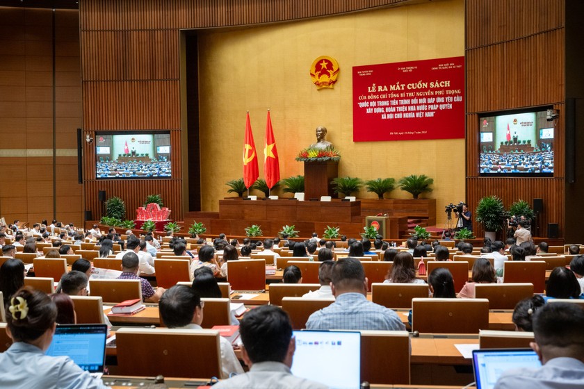 Lễ ra mắt cuốn sách “Quốc hội trong tiến trình đổi mới đáp ứng yêu cầu xây dựng, hoàn thiện Nhà nước pháp quyền xã hội chủ nghĩa Việt Nam” của đồng chí Tổng Bí thư Nguyễn Phú Trọng, ngày 16/7/2024. (Ảnh: quochoi.vn)