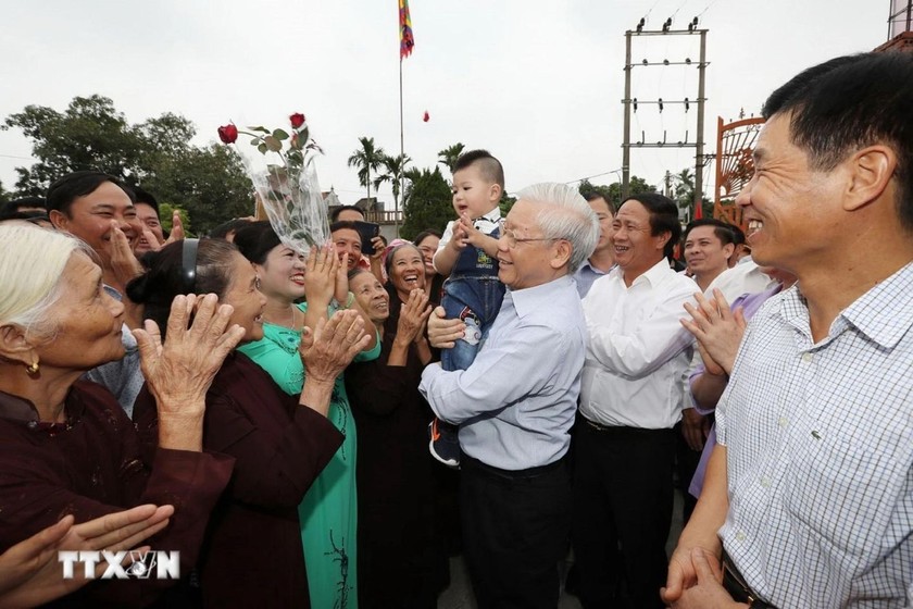 Tổng Bí thư Nguyễn Phú Trọng với Nhân dân thôn Thượng Điện, xã Vinh Quang, huyện Vĩnh Bảo, thành phố Hải Phòng. (Ảnh: Trí Dũng/TTXVN)