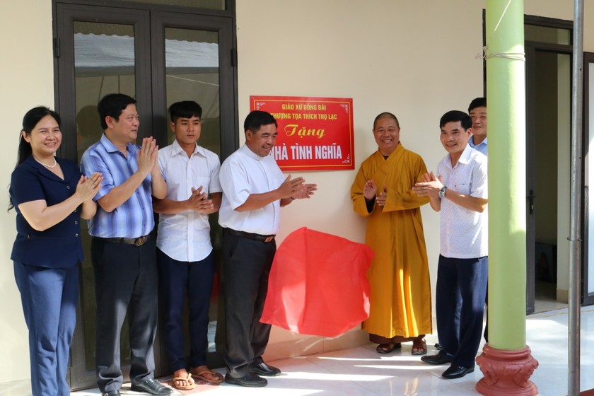 Hòa thượng Thích Thọ Lạc, Linh mục Gioan Bùi Văn Kế cùng khánh thành nhà tình nghĩa tặng người nghèo ở giáo xứ Đồng Bài. (Ảnh: MTTQ cung cấp)