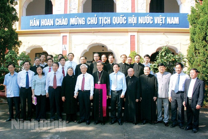 Về thăm Ninh Bình năm 2010, Tổng Bí thư Nguyễn Phú Trọng (khi đó là Chủ tịch Quốc hội) đã căn dặn về đại đoàn kết toàn dân tộc, đoàn kết tôn giáo. (Ảnh tư liệu: BNB).