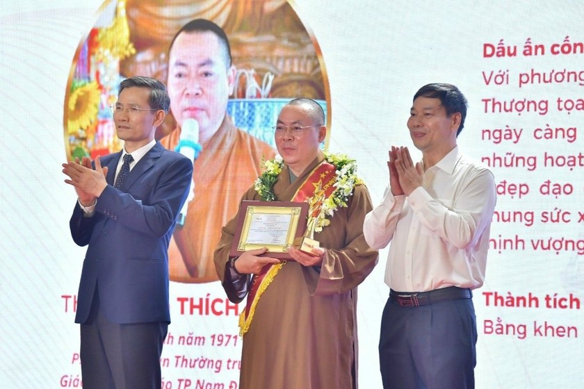 Thượng tọa Thích Giác Vũ tại Lễ tôn vinh “Gương sáng Pháp luật” năm 2023 do Báo Pháp luật Việt Nam tổ chức. 