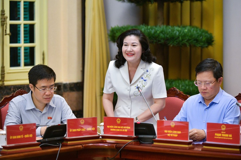 Thứ trưởng Nguyễn Thị Hà giới thiệu nhiều điểm mới đáng chú ý của Luật Bảo hiểm xã hội 2024. (Ảnh: Nghĩa Đức)