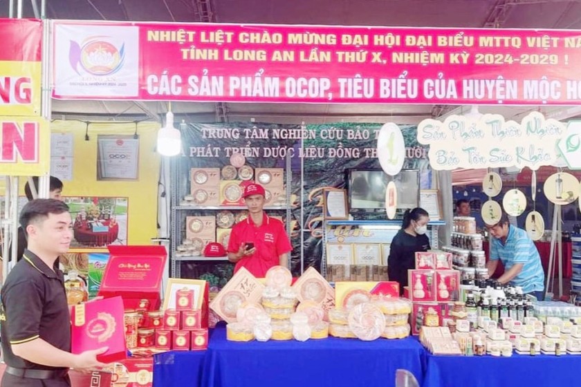 Hội chợ là dịp để các doanh nghiệp giới thiệu, quảng bá sản phẩm OCOP đến với người dân trong và ngoài tỉnh.