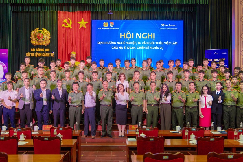 Cen Academy cùng Thiếu tướng Phạm Tiến Cương và các chiến sĩ tại Bộ Tư lệnh cảnh vệ.