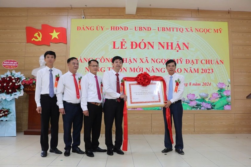 Đại diện lãnh đạo xã Ngọc Mỹ đón Bằng công nhận xã nông thôn mới nâng cao.