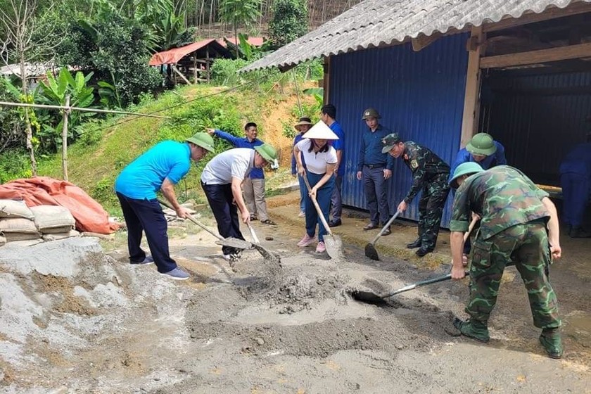 Bộ đội phối hợp tu sửa nhà ở cho người dân. (Ảnh trong bài: Lam Hạnh)