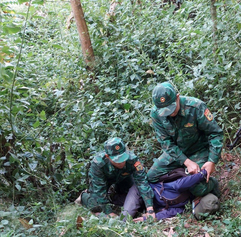 Comrade Vu Van Cuong and his teammates ambushed, controlled, and arrested a subject illegally transporting drugs across the border (Comrade Cuong on the right, when he was still a Senior Lieutenant). (Photo: Provided by the character).