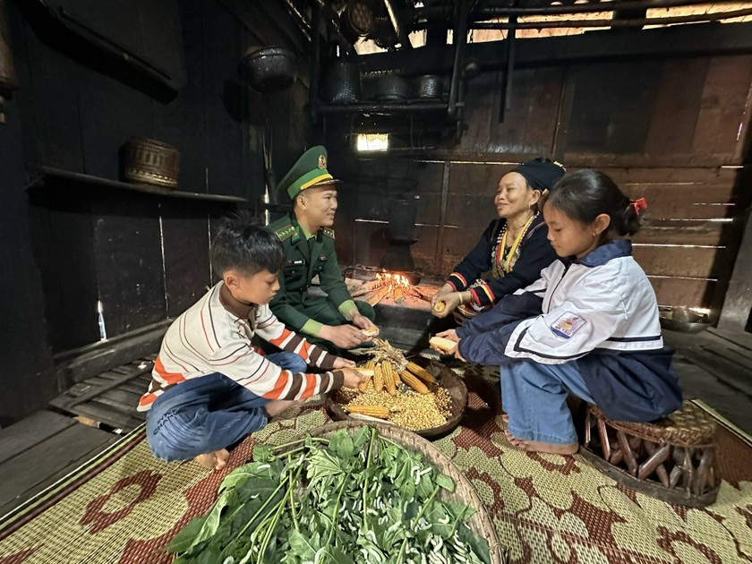 Comrade Cuong disseminated information to the people, especially young people, about the methods and tricks of criminals; the harms and consequences of drugs; and how to report and provide information about drug crimes to the Border Guard. (Photo: Provided by the character).