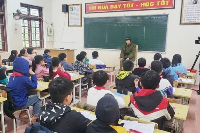 Ông Cao Xuân Thọ nói chuyện truyền thống với học sinh phổ thông. 