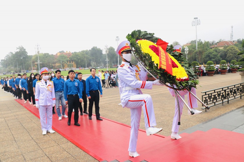 Đoàn Thanh niên Bộ Tư pháp tổ chức lễ báo công và dâng hương tại Lăng Chủ tịch Hồ Chí Minh.