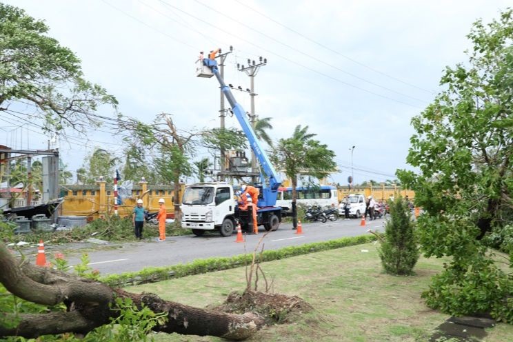 Khắc phục sự cố lưới điện ở Hải Phòng. (Ảnh: EVN)