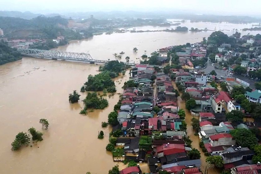 Cầu Yên Bái và các khu dân cư ven sông Hồng địa bàn thành phố Yên Bái ngày ngập lũ. 