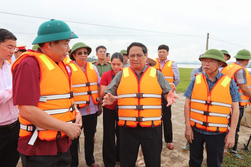 Thủ tướng Phạm Minh Chính kiểm tra khu vực cầu Đá, thôn Hạ Lát, xã Tiên Sơn, huyện Việt Yên, tỉnh Bắc Giang. (Ảnh: TTXVN)