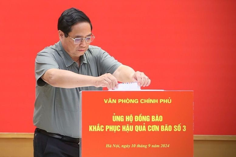 Thủ tướng Phạm Minh Chính tham gia quyên góp, ủng hộ đồng bào bị thiệt hại do cơn bão số 3 gây ra - Ảnh: VGP/Nhật Bắc.