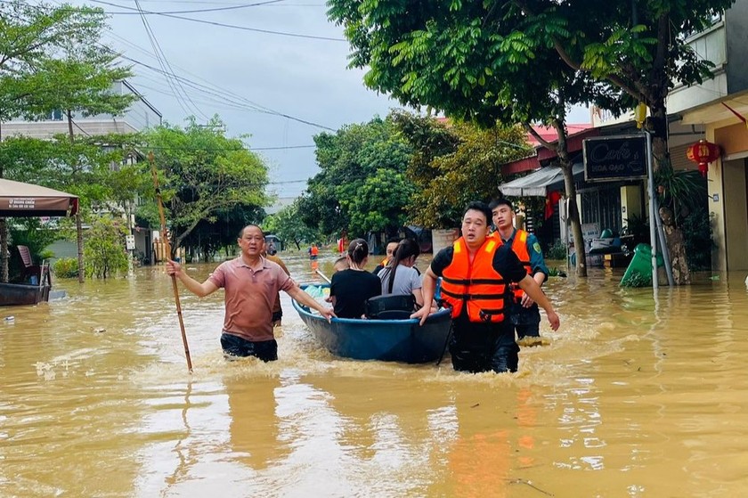 Tinh thần tương thân tương ái, đùm bọc, hỗ trợ lẫn nhau của người dân Việt Nam nổi bật lên giữa giông bão. (Ảnh: PV ).