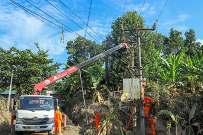 Công ty điện lực Lào Cai tiến hành thay trạm biến áp bị ngập nước. (Ảnh: Thành Trung)