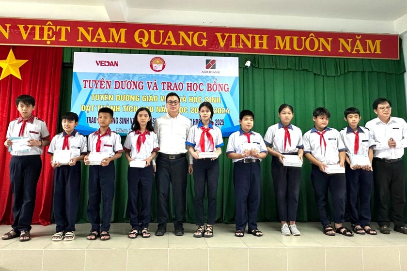 Đại diện Vedan Việt Nam trao học bổng cho các em học sinh tại huyện Nhơn Trạch.