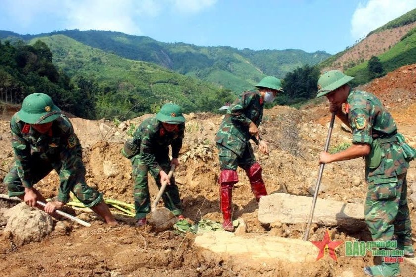 Chiến sĩ Tiểu đoàn 1, Trung đoàn 254, Bộ CHQS tỉnh Lào Cai lật từng tảng đá tìm kiếm người mất tích ở xóm Bản Cái, thôn Nậm Tông, xã Nậm Lúc, huyện Bắc Hà (Lào Cai). (Ảnh: Hồng Sáng/ Báo Quân đội nhân dân)