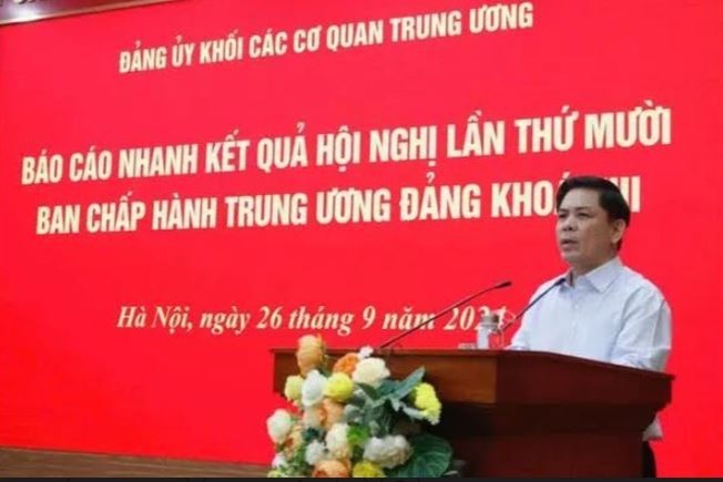 Bí thư Đảng ủy Khối các cơ quan Trung ương Nguyễn Văn Thể thông báo nhanh kết quả Hội nghị Trung ương 10 khóa XIII. (Ảnh: Tiểu Phương)