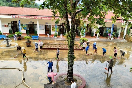 Giáo viên, phụ huynh nhanh chóng dọn dẹp trường học sau bão. (Nguồn: Phòng GD&ĐT Bát Xát)