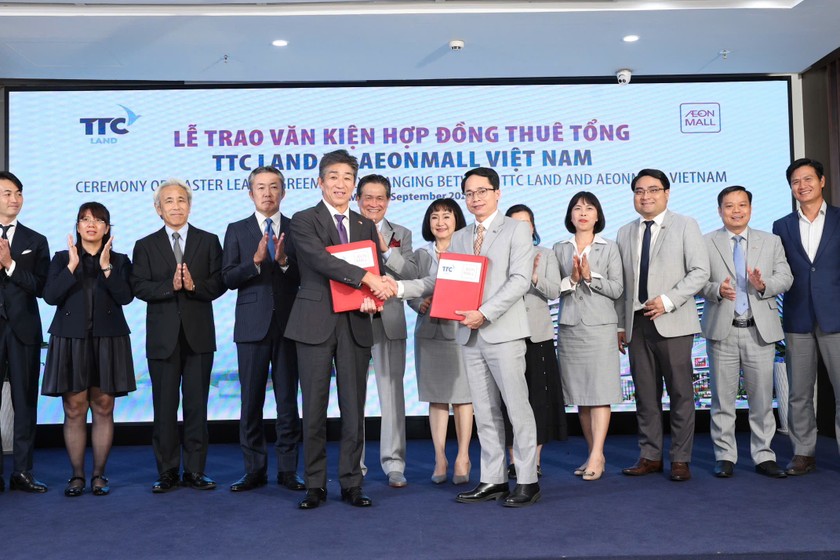 Ông Võ Thanh Lâm (phải) - Tổng Giám đốc TTC Land và ông Tetsuyuki Nakagawa - Tổng Giám đốc AeonMall Việt Nam thực hiện nghi thức trao văn kiện hợp đồng thuê tổng thuộc dự án TTC Plaza Đà Nẵng.