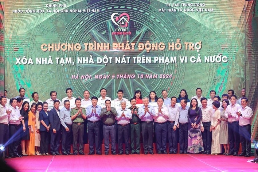 Thủ tướng Phạm Minh Chính và các đại biểu chụp ảnh lưu niệm cùng các doanh nghiệp, nhà hảo tâm đã ủng hộ chương trình xóa nhà tạm, nhà dột nát. (Ảnh: VGP/Nhật Bắc)