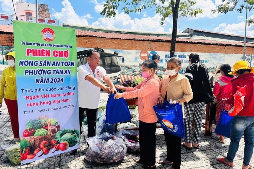 Tại “Phiên chợ nông sản an toàn” hỗ trợ người dân khó khăn, UBMTTQVN và các đoàn thể phường Tân An đã khéo léo lồng ghép, nâng cao hiệu quả tuyên truyền vận động “Người Việt Nam ưu tiên dùng hàng Việt Nam” tại địa phương.