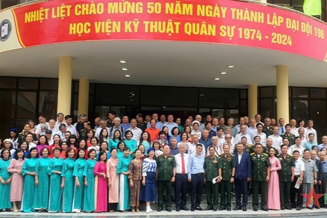 Các thành viên C196 chụp ảnh lưu niệm. (Ảnh: qdnd.vn).