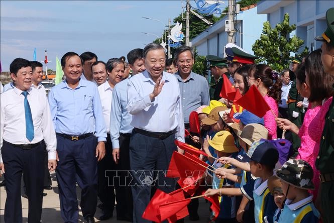 Tổng Bí thư, Chủ tịch nước Tô Lâm với nhân dân huyện đảo Cồn Cỏ, tỉnh Quảng Trị. Ảnh: Lâm Khánh/TTXVN.