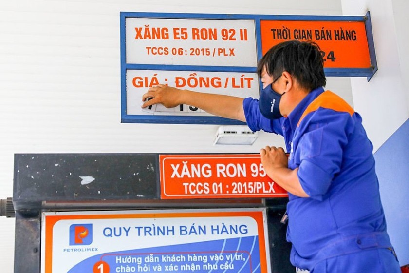 Giá xăng giảm nhẹ từ 15h chiều nay (Ảnh minh hoạ).