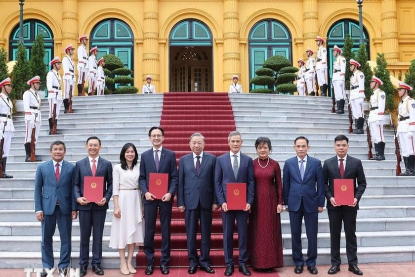 Tổng Bí thư, Chủ tịch nước Tô Lâm chụp ảnh cùng các đại sứ vừa được bổ nhiệm. (Ảnh: TTXVN)