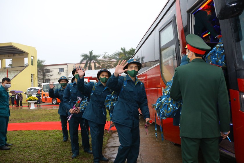 Tân binh Hà Nội hăng hái lên đường nhập ngũ. (Ảnh: Gia Khánh) 