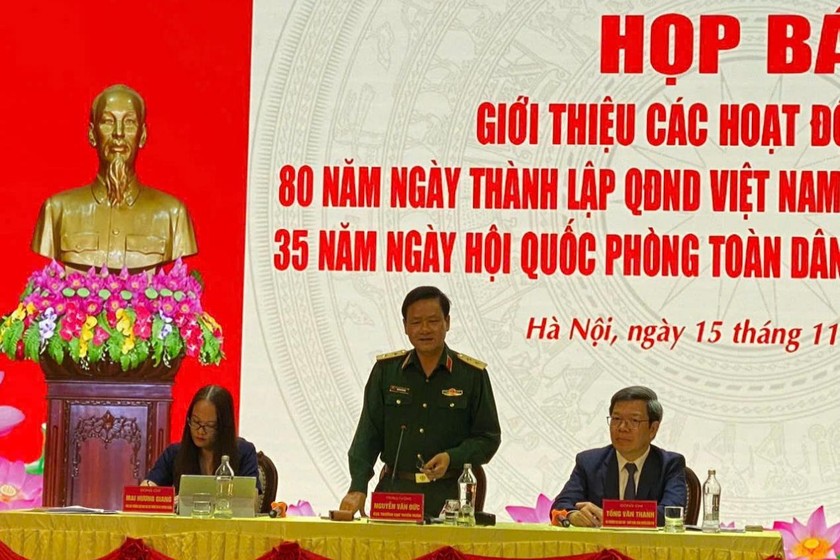 Trung tướng Nguyễn Văn Đức (Cục trưởng Cục Tuyên huấn, Tổng cục Chính trị) trả lời báo chí tại cuộc họp báo. (Ảnh: Lam Hạnh)