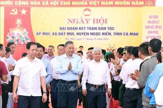 Tổng Bí thư Tô Lâm dự Ngày hội Đại đoàn kết toàn dân tộc tại ấp Mũi, xã Đất Mũi, huyện Ngọc Hiển, Cà Mau. (Ảnh: TTXVN)