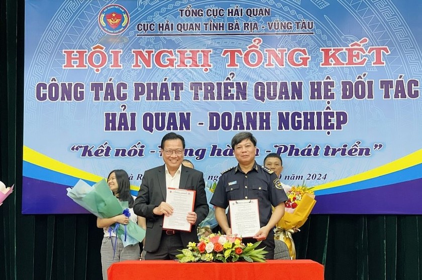 Cơ quan Hải quan và doanh nghiệp ký kết thỏa thuận hợp tác. (Ảnh: Châu Long)