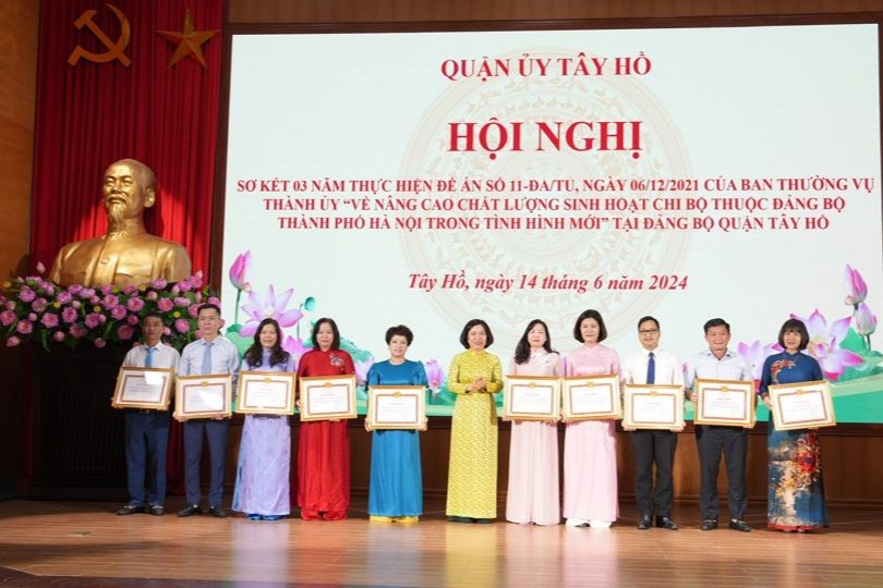 Bí thư Quận ủy Tây Hồ Lê Thị Thu Hằng khen thưởng các cá nhân có thành tích trong việc thực hiện Đề án số 11-ĐA/TU trên địa bàn quận. (Ảnh: NVCC) 