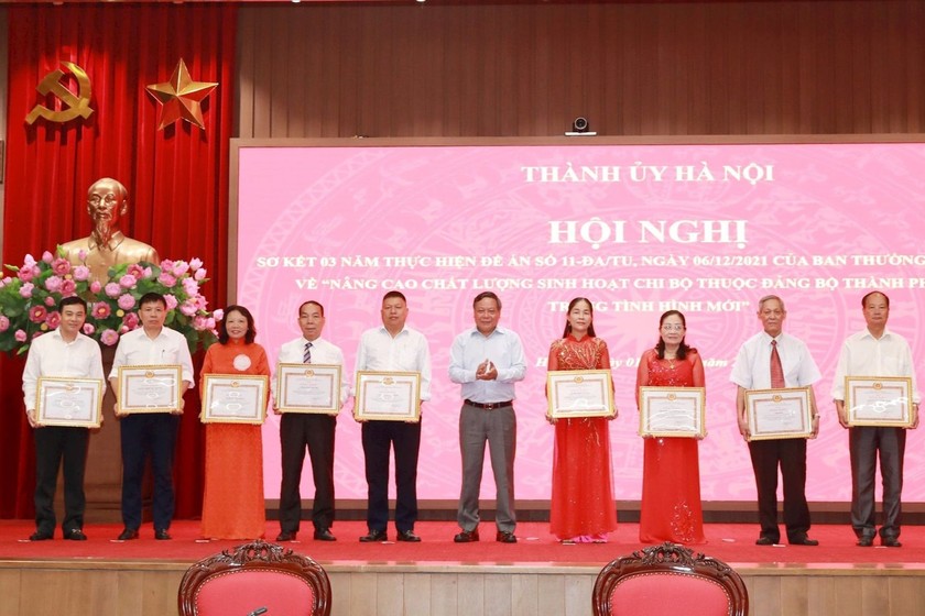 Phó Bí thư Thành ủy Hà Nội Nguyễn Văn Phong trao Bằng khen của Ban Thường vụ Thành ủy Hà Nội tặng các tập thể trong thực hiện Đề án số 11-ĐA/TU. (Ảnh: H.Giang) 