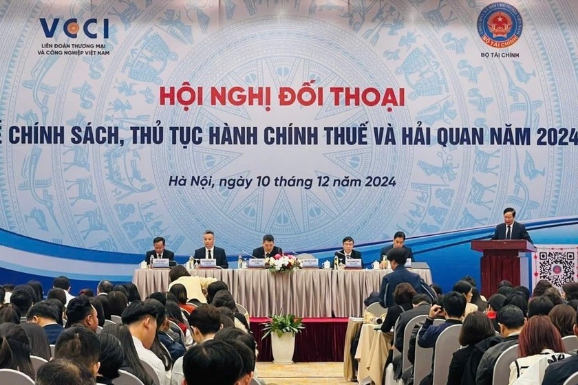 Thứ trưởng Bộ Tài chính Cao Anh Tuấn cùng đại diện Tổng cục Thuế, Tổng cục Hải quan chủ trì Hội nghị. (Ảnh: Đức Minh)