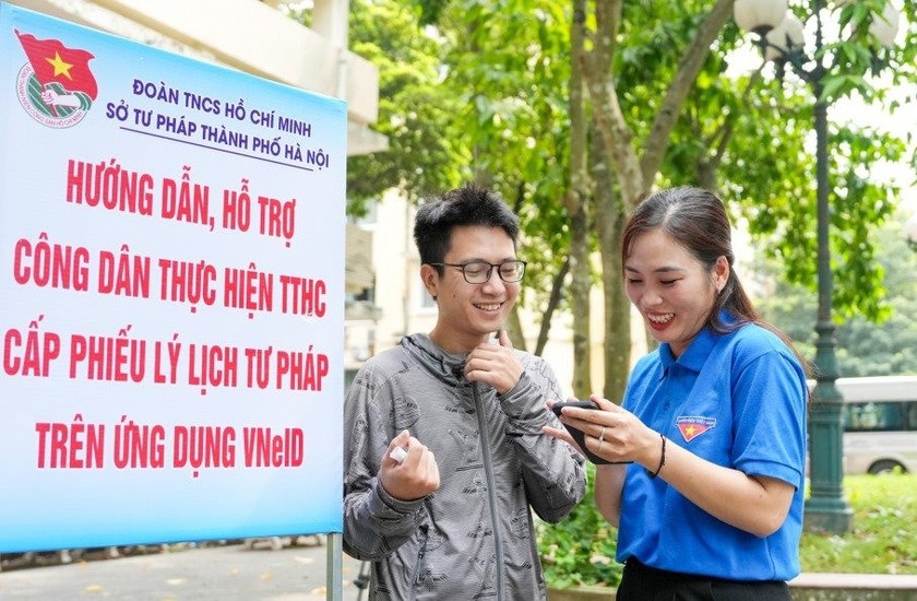 Đoàn viên, thanh niên Sở Tư pháp Hà Nội hướng dẫn công dân thực hiện cấp Phiếu lý lịch tư pháp trên ứng dụng VNeID. (Ảnh: Hanoimoi.vn)