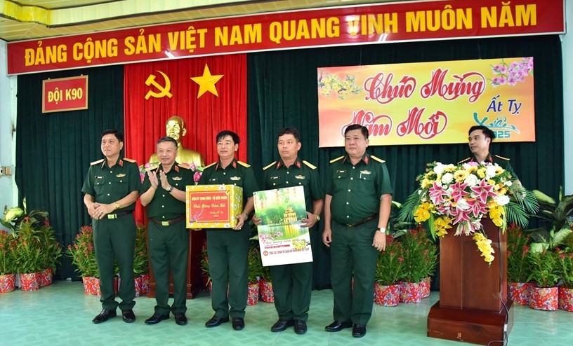 Thượng tướng Lê Quang Minh tặng quà, chúc Tết cán bộ, chiến sĩ Đội K90, Cục Chính trị Quân khu 9.