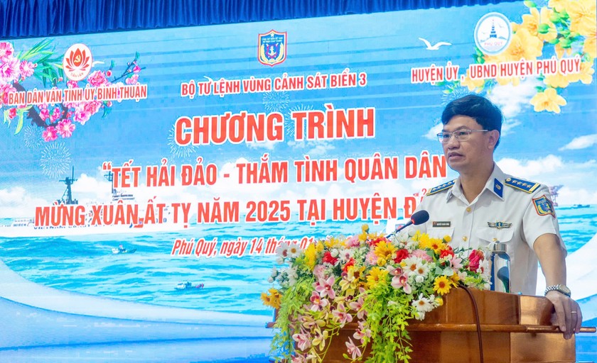 Đại tá Cao Xuân Quận, Phó Chính ủy Vùng CSB 3 phát biểu tại chương trình “Tết hải đảo - Thắm tình quân dân, đón Xuân Ất Tỵ năm 2025”. (Ảnh trong bài: Quang Toàn)