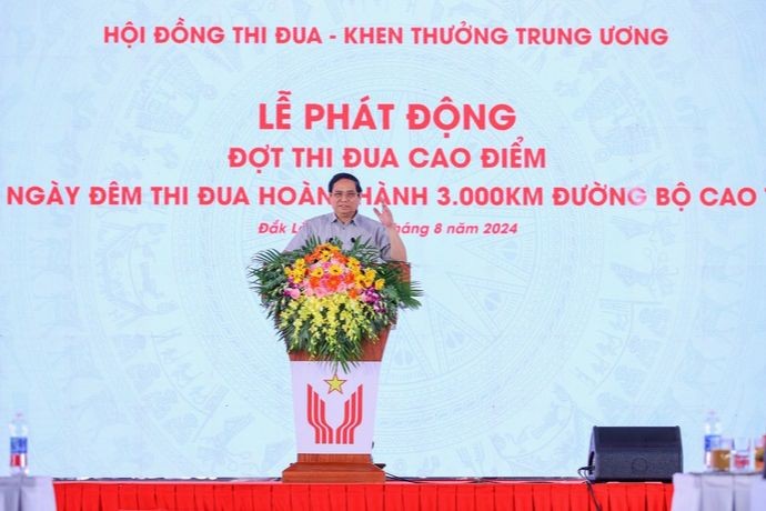 Thủ tướng Phạm Minh Chính phát động thi đua cao điểm “500 ngày đêm thi đua hoàn thành 3.000km đường bộ cao tốc”. (Ảnh trong bài: VGP)